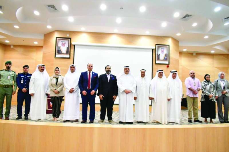 العوضي متوسطاً المشاركين في الحفل 