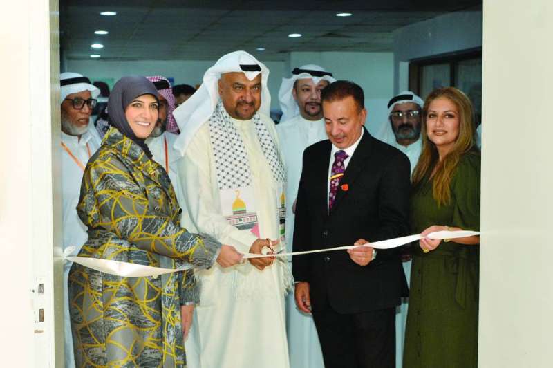 


الفيلكاوي وحسن كريم وصفاء دشتي... خلال افتتاح المعرض 