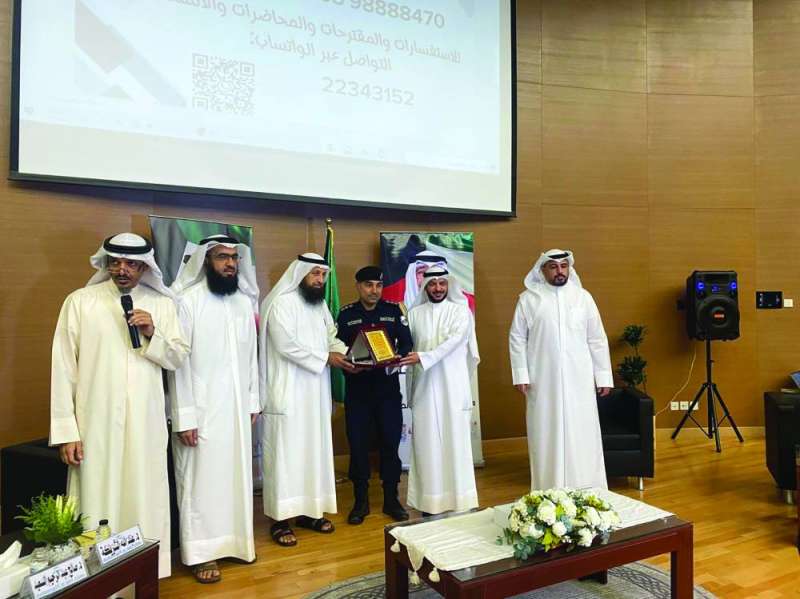 تكريم العقيد المنصوري