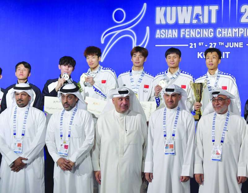 كبار الحضور خلال تتويج منتخب كوريا الجنوبية 