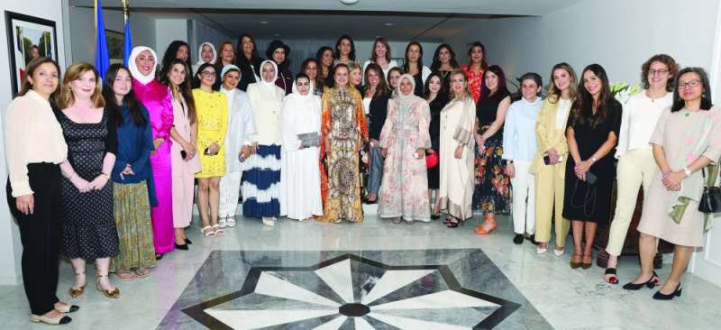 


السفيرة لوفليشر والسيدات اللاتي حضرن الديوانية 