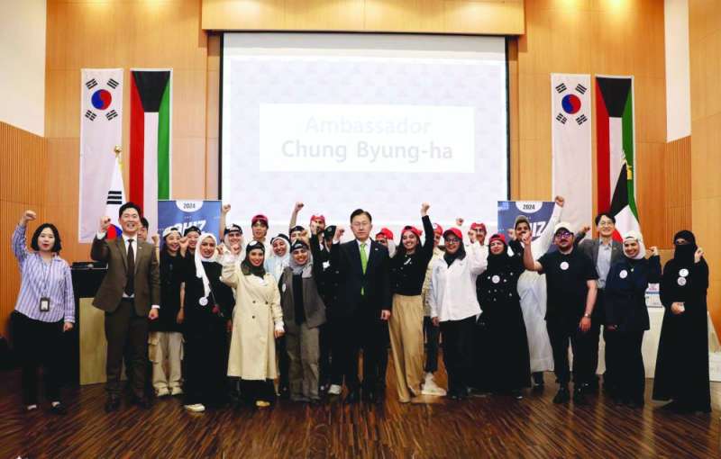السفير الكوري في لقطة مع المشاركين في المسابقة 