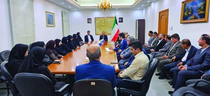 


السفير الإيراني خلال اجتماعه بمسؤولي وموظفي السفارة 