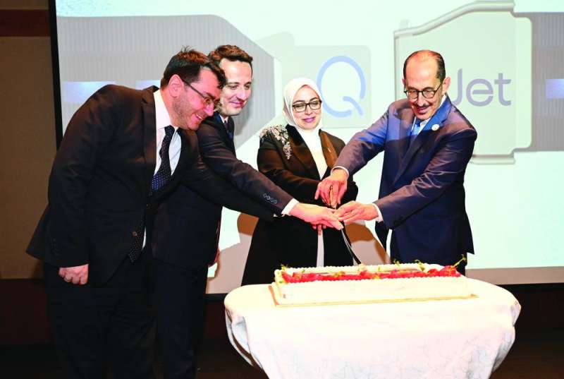 


تقطيع كيكة الاحتفال 	 (تصوير نايف العقلة) 