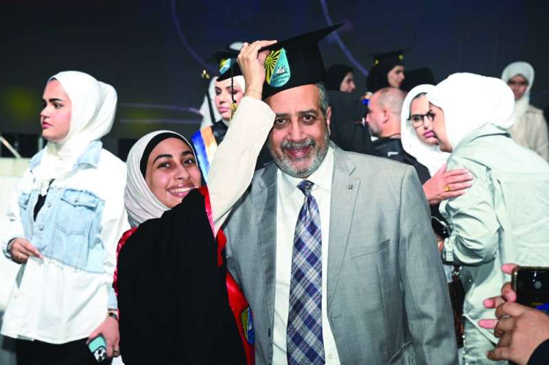 


خريجة تكرّم والدها 