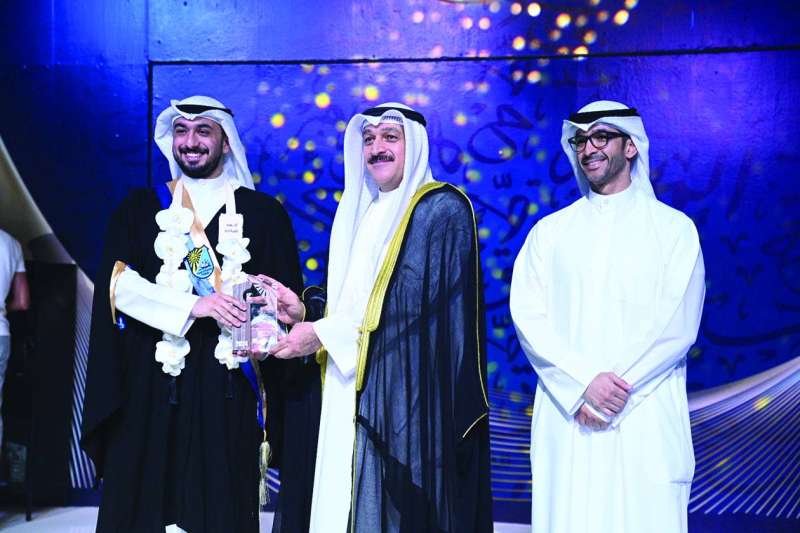 


الوزير يُكرّم أحد الخريجين 