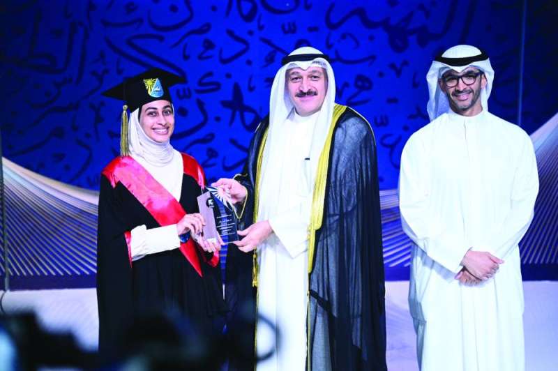 


... ويكرّم خريجة 