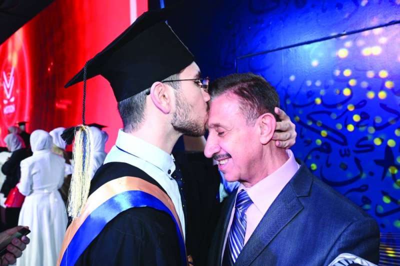 


خريج يقبّل رأس والده 