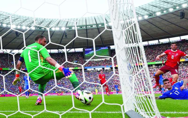 السويسري ريمو فرويلر يسجل الهدف الأول (رويترز)