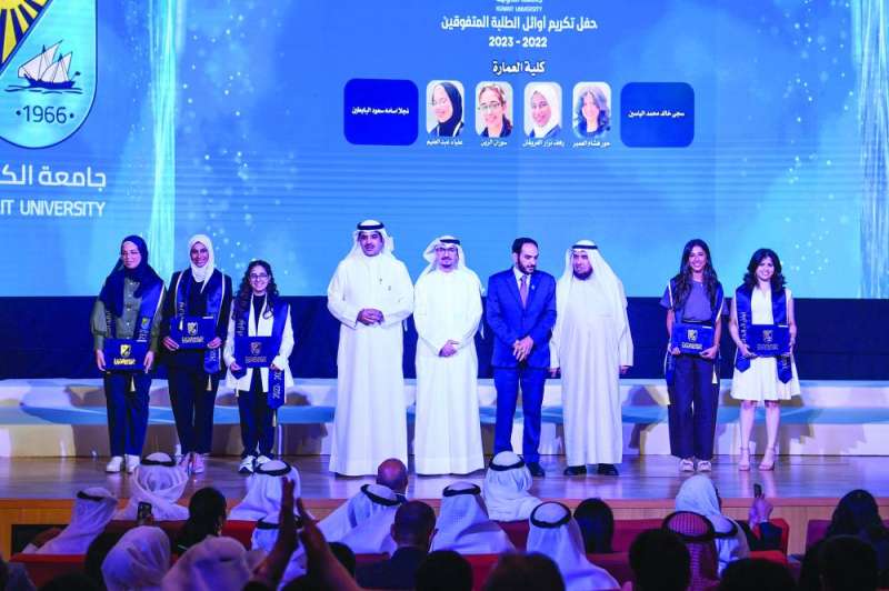 الظفيري ومسؤولو جامعة الكويت خلال تكريم بعض الطالبات