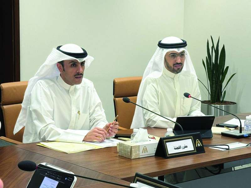 خالد المطيري ووليد الدغر خلال الاجتماع