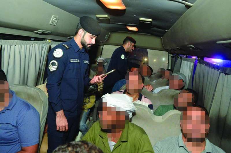 تدقيق بيانات عمال في إحدى الحافلات