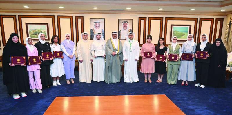 محافظ العاصمة متوسطاً الفائقين والفائقات (تصوير أسعد عبدالله)