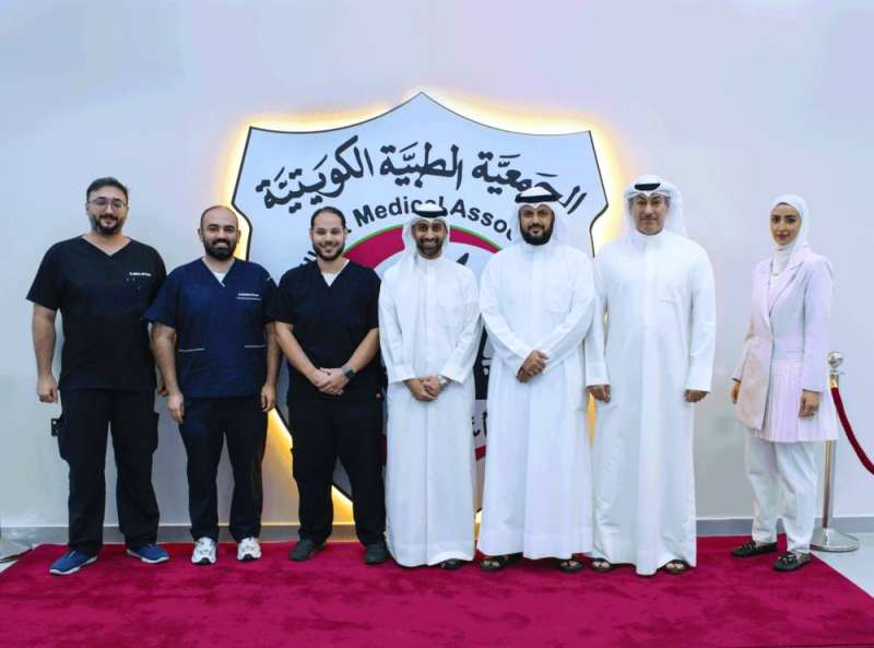 رئيس وأعضاء مجلس إدارة الجمعية الطبية في لقطة جماعية