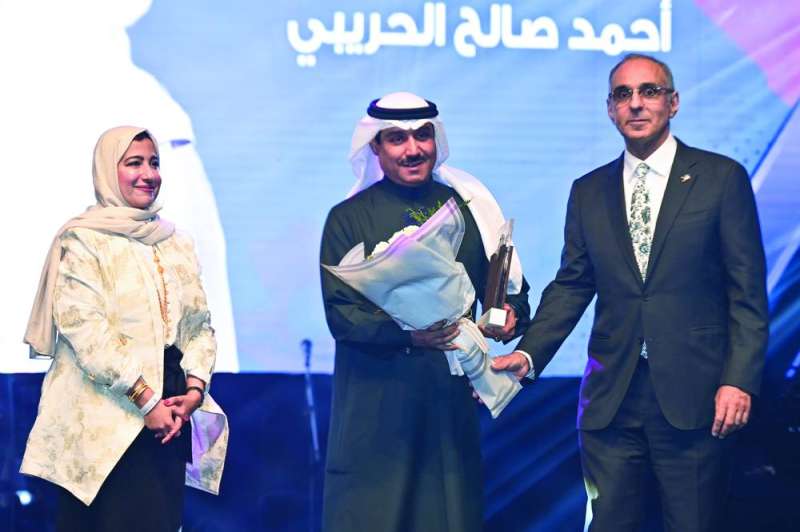 


الجسار وعائشة المحمود يُكرمان الحريبي 