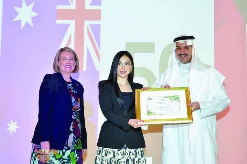 تكريم إحدى الخريجات 