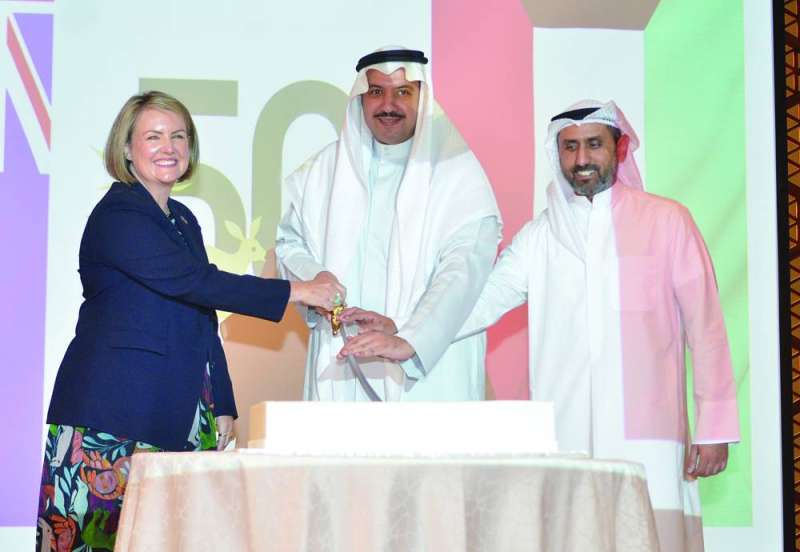 


مبارك العبدالله والسفيرة كيلي خلال قص قالب حلوى الاحتفال 