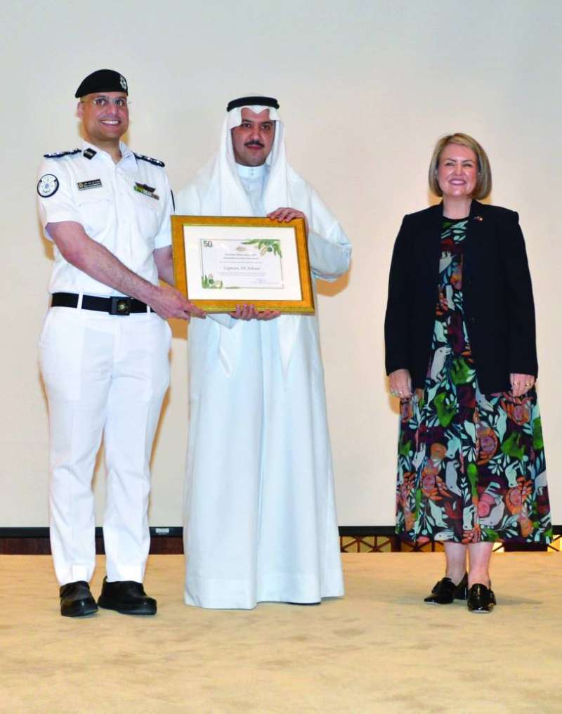 


العبدالله مكرماً عاشور	  (تصوير سعود سالم) 