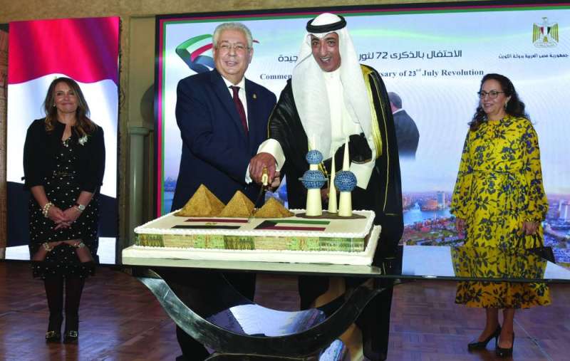 


بوشهري يشارك السفير المصري قص قالب حلوى الاحتفال 