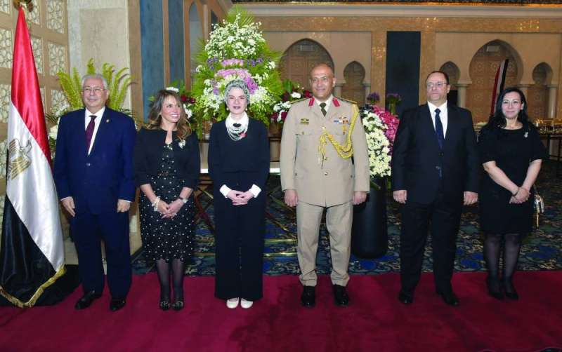 


ممثلو السفارة المصرية في استقبال المهنئين 