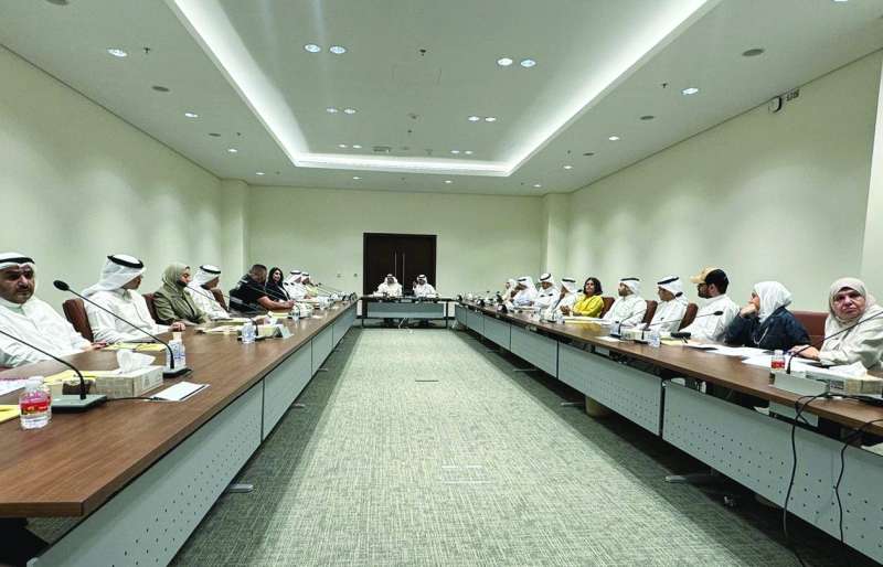 جانب من اجتماع لجنة محافظة حولّي في المجلس البلدي