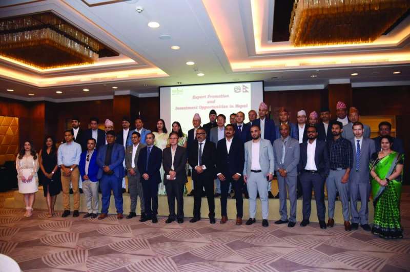 السفير يتوسط المشاركين في الحفل الترويجي