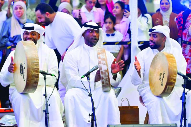 


الفنون الكويتية على وقع «الطار» 