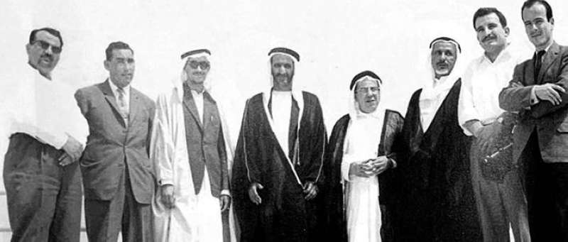 الشيخ راشد آل مكتوم مع مرشد العصيمي في إحدى الجولات 