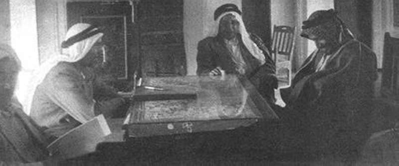 أحد مكاتب مبنى الجمارك في الإمارات ويبدو مرشد العصيمي وعلى يمينه جامع بن خليفة بالقيزي وراشد بن أحمد عام 1984