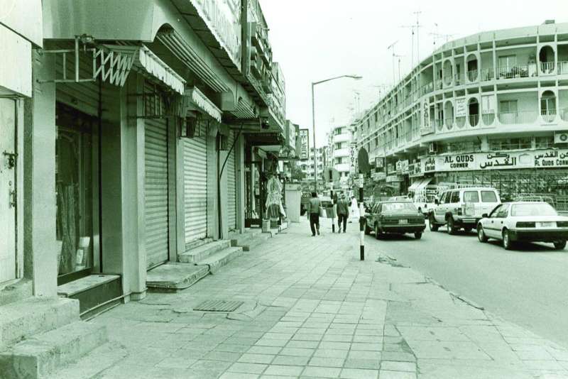 صورة أرشيفية لسوق مرشد تشهد كثرة المحال التجارية والعقارية 