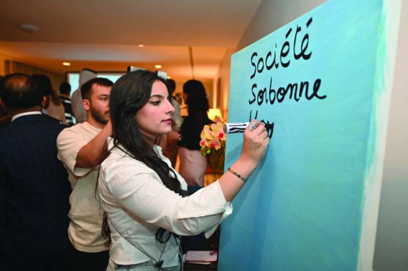 


التوقيع على لوحة تذكارية للجمعية 