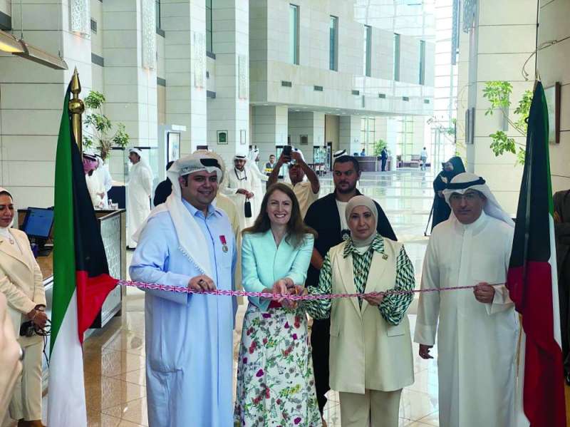 لويس والعازمي ودشتي يفتتحون المعرض 