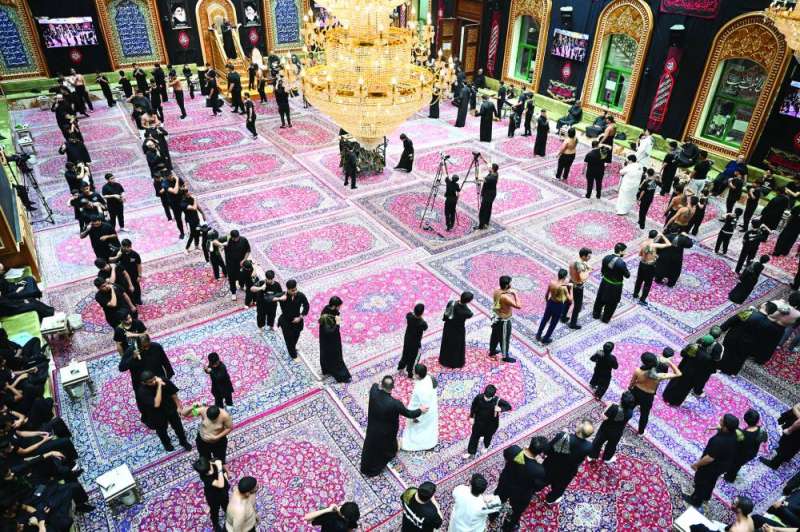 من أجواء الليلة الأولى في الحسينية الكربلائية 