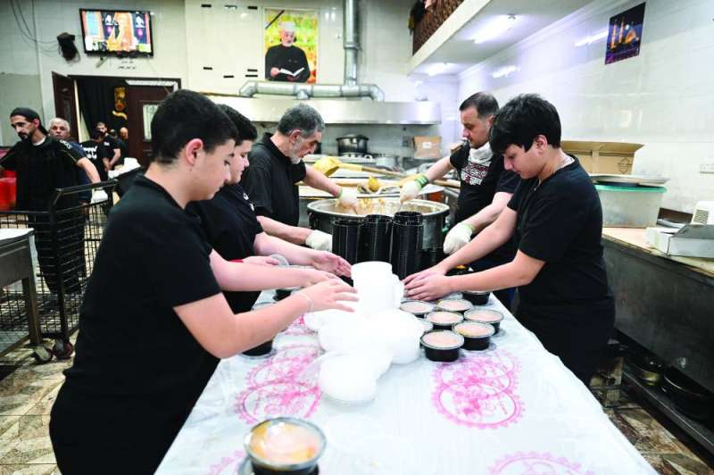 تجهيز الطعام لرواد الحسينية