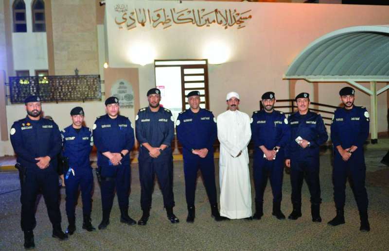 الزميل نايف كريم وضباط وعناصر أمن أمام مسجد الإمامين الكاظم والهادي 