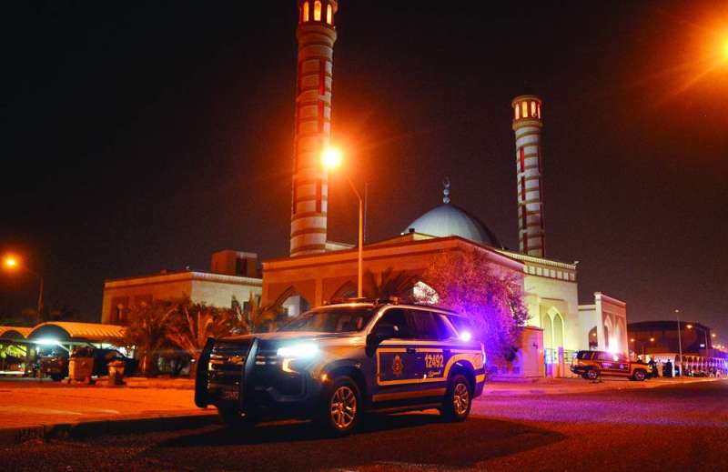 انتشار أمني أمام إحدى الحسينيات 	 (تصوير سعود سالم) 