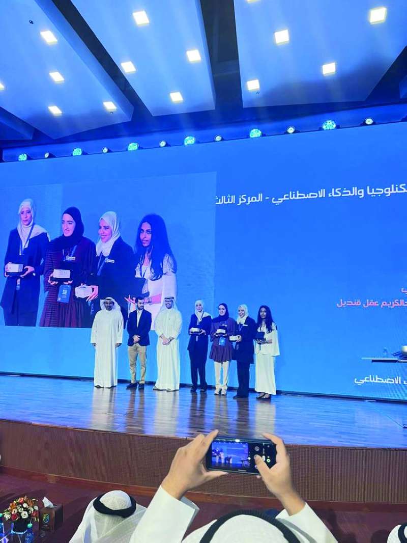 فائزات تسلمن جوائزهن