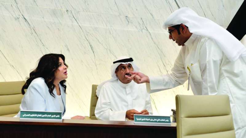 


سعود الدبوس في حديث جانبي مع منال العصفور ومدير المكتب الفني 