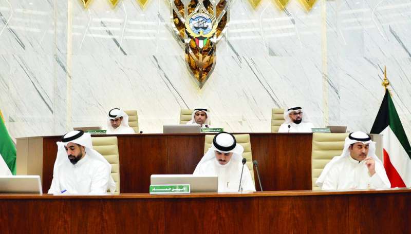 
المحري مترئساً الجلسة 		 (تصوير سعود سالم) 