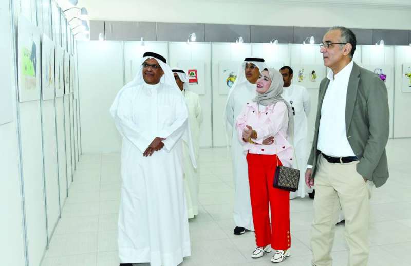 


الجسار والمحمود والمليفي خلال الجولة في المعرض	(تصوير سعود سالم) 