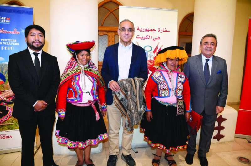 


خبيرتا النسيج مع عدد من السفراء 