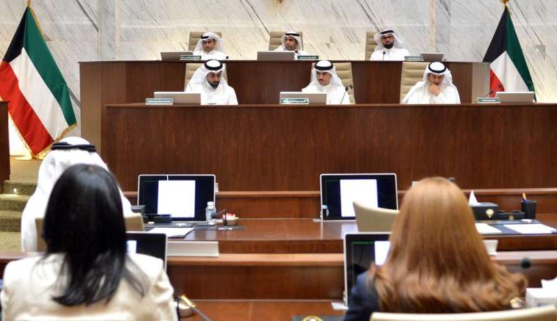 المحري مترئساً الجلسة (تصوير سعود سالم)