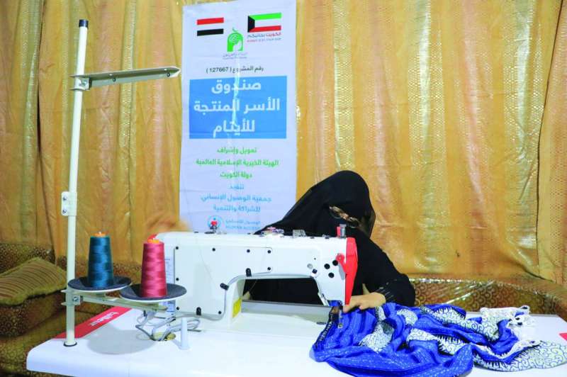 الخِياطة أحد مشاريع دعم الأُسر المنتجة للأيتام