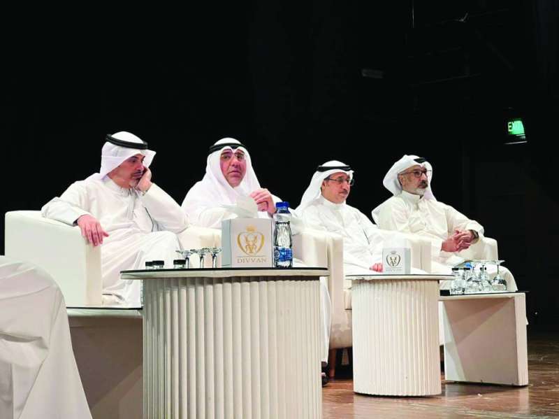 


الزامل والمطيري وحيدر والجابر خلال الاجتماع 