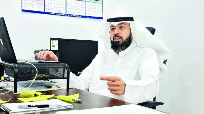 الدكتور عبداللطيف العومي متحدثاً 