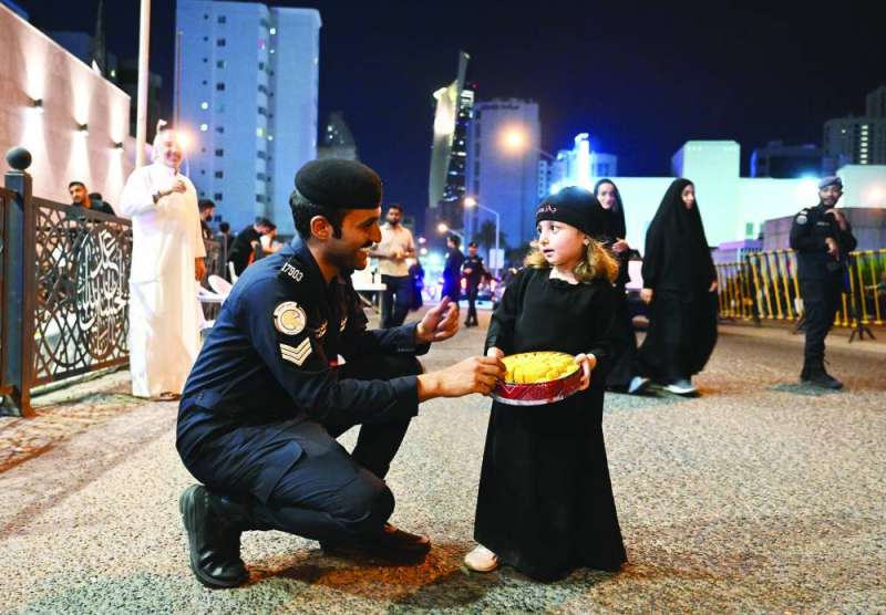 طفلة تقدم ضيافة لأحد رجال الأمن 