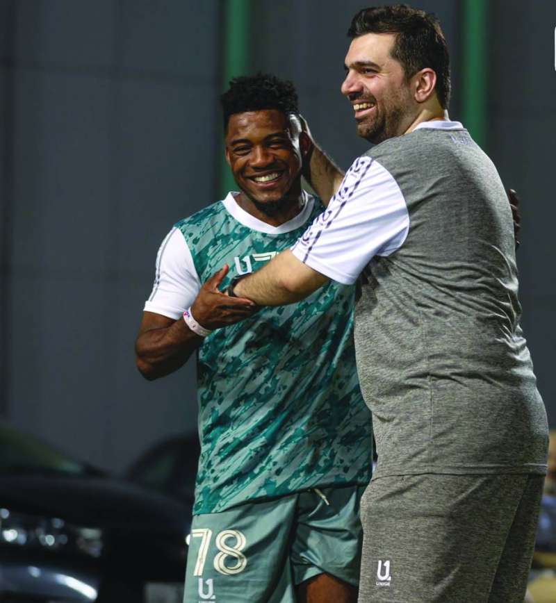 ايوالا مع المدرب ناصر الشطي في تدريب «الأخضر»	(موقع النادي العربي) 