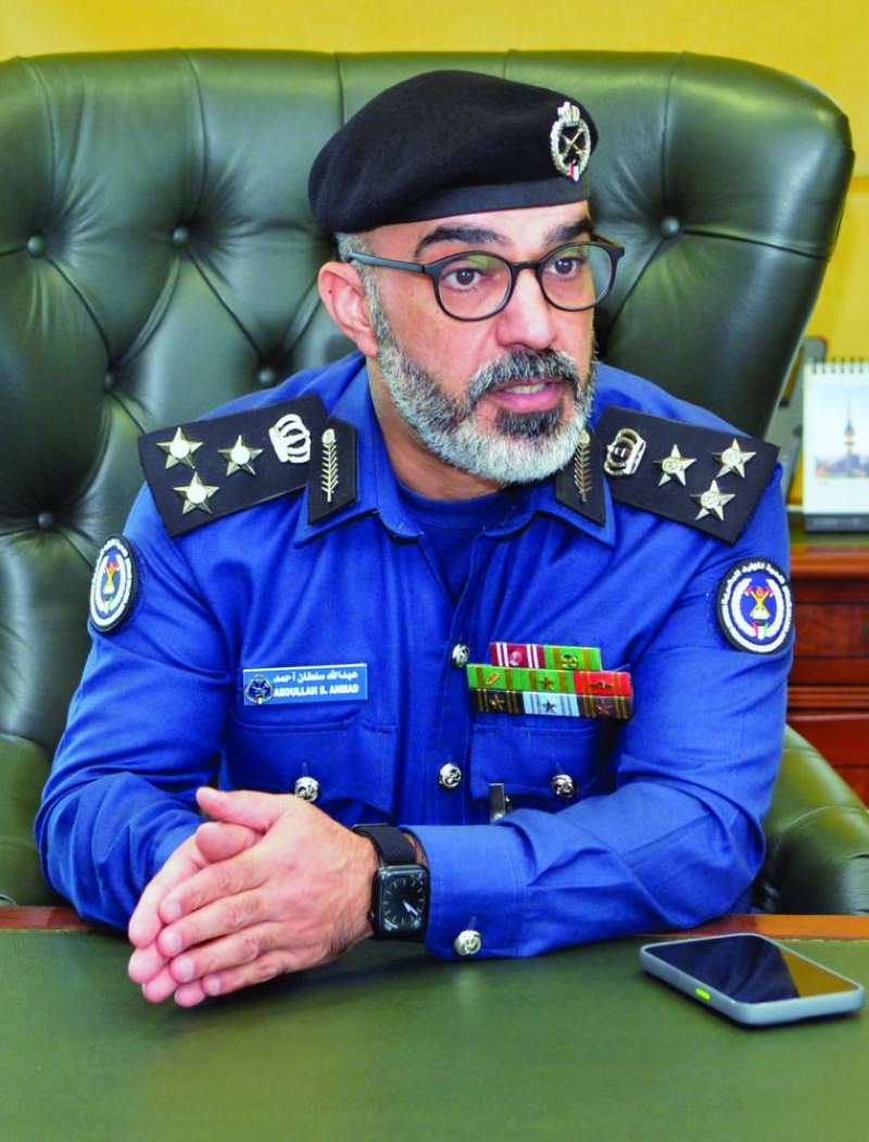 


العميد الأنصاري خلال لقائه مع «الراي» 	(تصوير سعود سالم) 