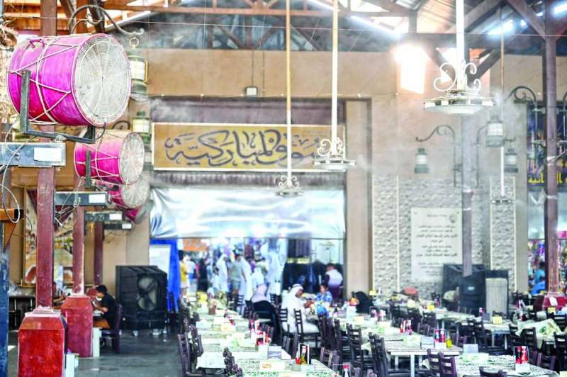 


محلات سوق المباركية تخفّف على روادها حرارة الطقس 	 
(تصوير أسعد عبدالله) 