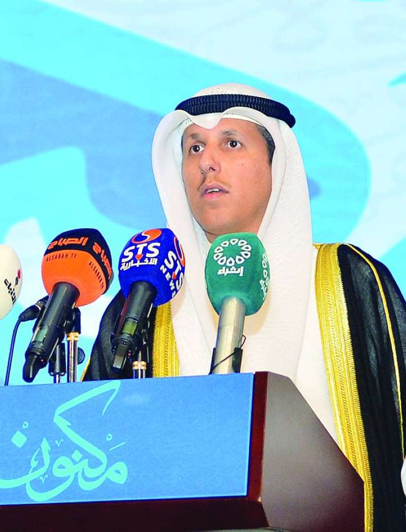 الوسمي ملقياً كلمته في حفل تكريم الفائزين (تصوير سعود سالم)